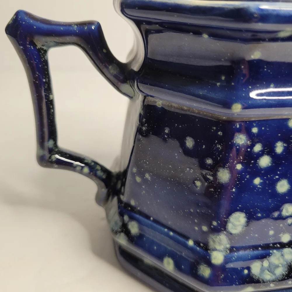 Ceramic sugar bowl with a lid. 272